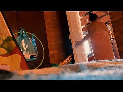 ❤️ Kuv txiv ntxawm raws kuv mus da dej, nws fucks kuv thaum kuv da dej. ️❌ Fucking video ntawm peb ﹏