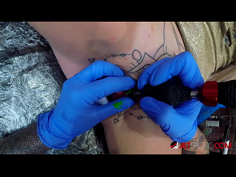 ❤️ Tsis tshua muaj tattooed hottie Sully Savage tau txais tattoo ntawm nws clitoris ️❌ Fucking video ntawm peb ﹏